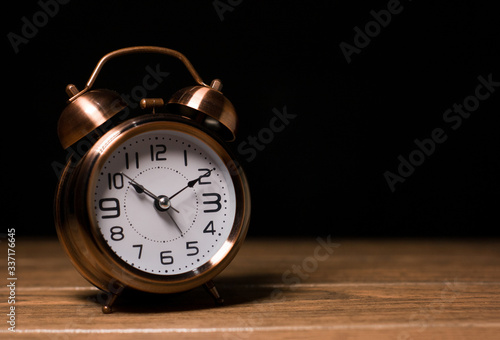 Wallpaper Mural reloj despertador color marron iluminado por una lampara Torontodigital.ca