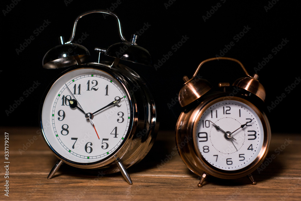 Dos antiguo reloj despertador clásico tipo campana marcando las 10