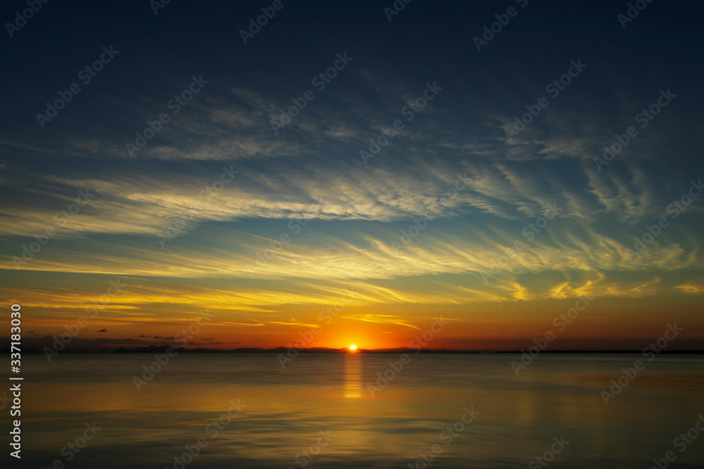 Obraz premium Sunset sky with beutyfull cloud in golden time.