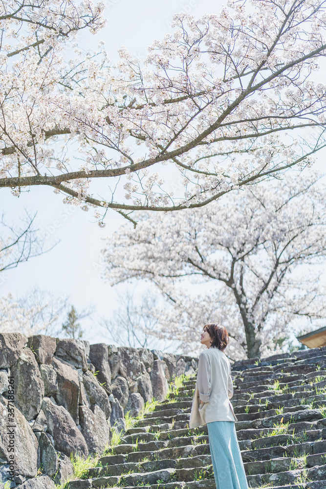 桜と女性 桜と女性