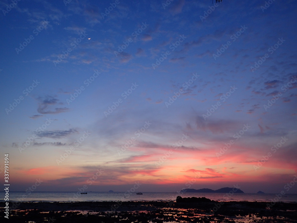 海辺のピンクオレンジ色の夕焼け