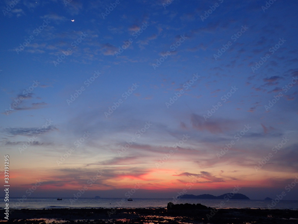 Naklejka premium 海辺のピンクオレンジ色の夕焼け