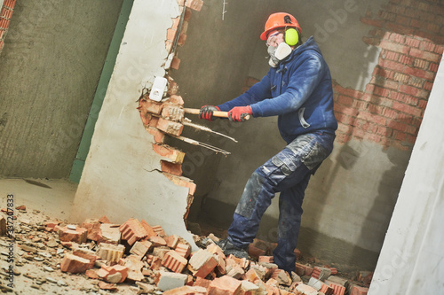 Quadro em tela demolition work and rearrangement