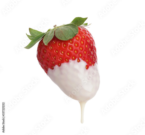 Obraz na plátně Tasty strawberry dipped in chocolate on white background