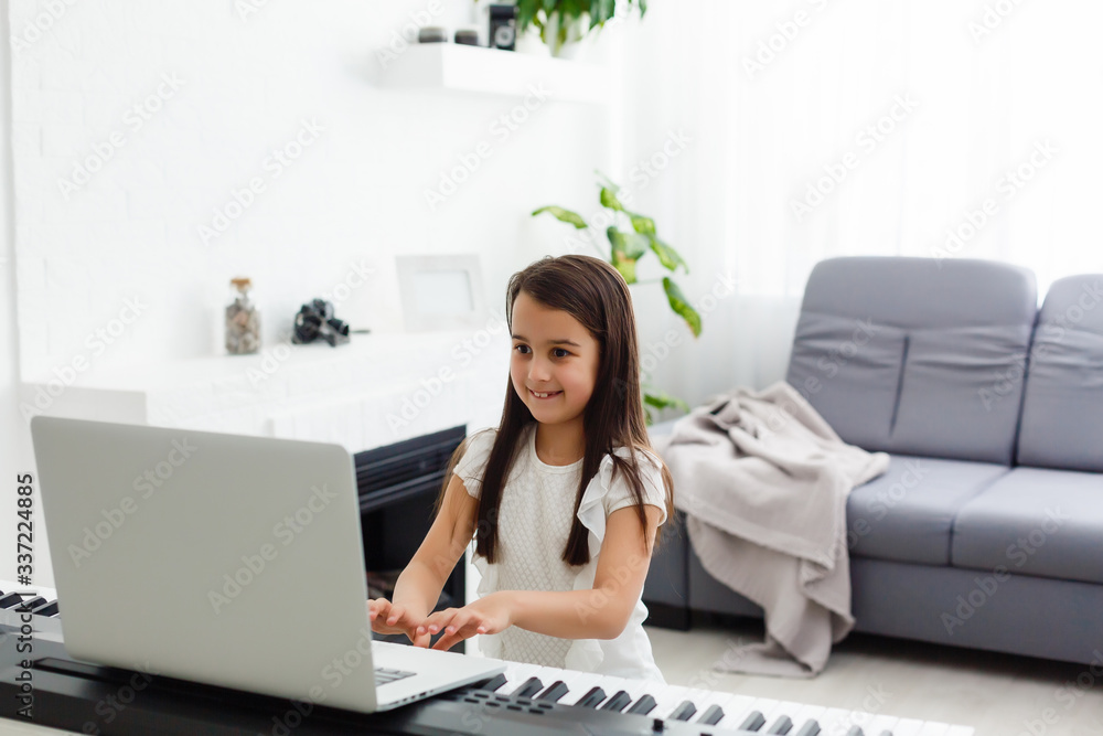 Pretty young musician playing classic digital piano at home during online  class at home, social distance during quarantine, self-isolation, online  education concept foto de Stock | Adobe Stock