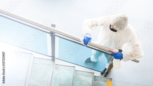 rail disinfection - surface cleaning after coronavirus pandemic © WATCH_MEDIA_HOUSE