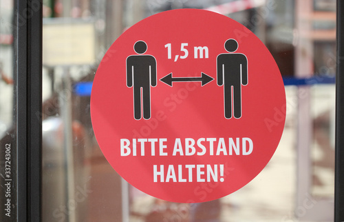 Schild Bitte Abstand halten, Mindestabstand wegen Coronavirus,  Deutschland, Europa photo