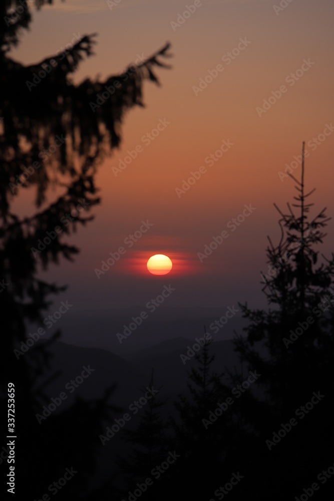 Obraz premium sunset over the lake