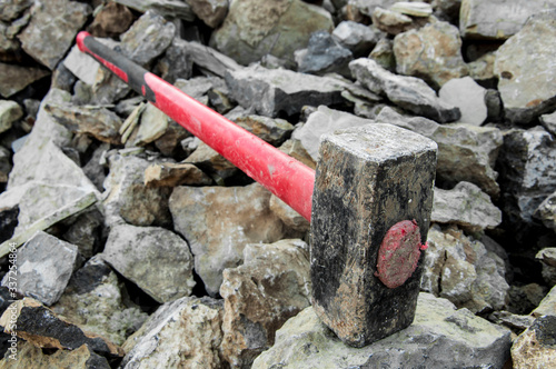 Obraz na plátně iron hammer breaking stone into pieces