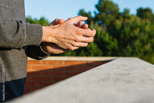 Young man applauding people who are fighting against coronavirus (covid19) from the terrace at sunset © Xavier Lorenzo