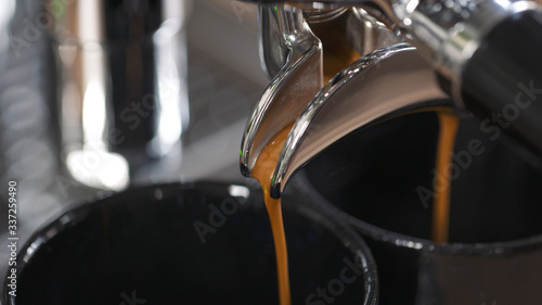 Espresso wird mit einer Siebträgermaschine zubereitet