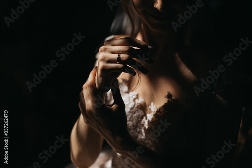 portrait of a bride in the shade © Katherine
