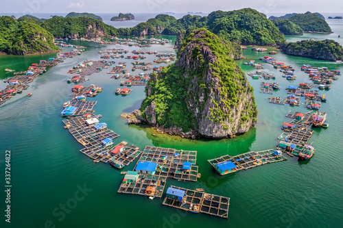 Fototapet Floating fishing village and rock island in  Lan Ha  Bay, Vietnam, Southeast Asia