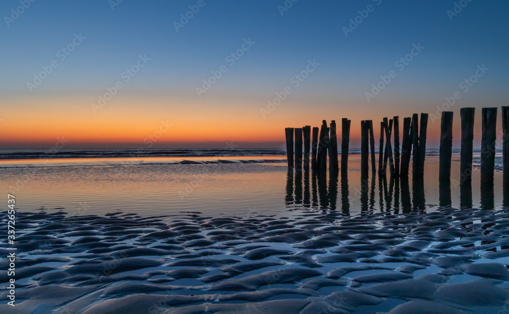 Zachód słońca na plaży w Bergen aan Zee, Holandia Północna