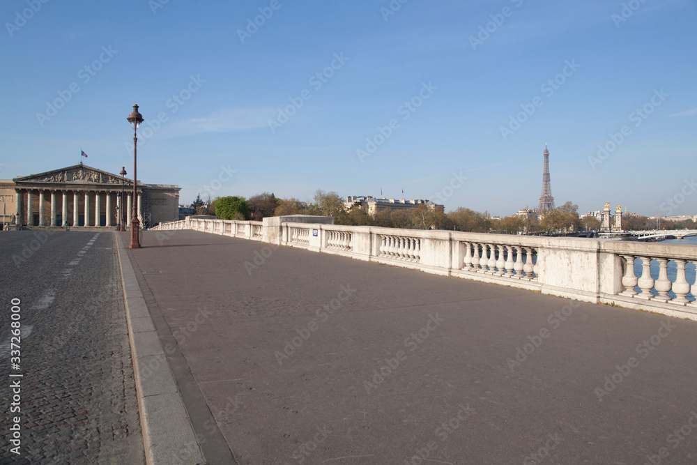 Paris vide, sans circulation, sans personnage dans les rue, pendant le confinement du à l’épidémie du Coronavirus.
Pont de la Concorde devant l'assemblée Nationale française.