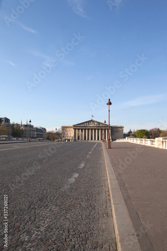 Paris vide, sans circulation, sans personnage dans les rue, pendant le confinement du à l’épidémie du Coronavirus.
Pont de la Concorde devant l'assemblée Nationale française.