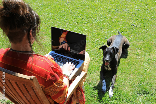 mujer con ordenador y perro en el jardín teletrabajo 4M0A9963-as20 photo