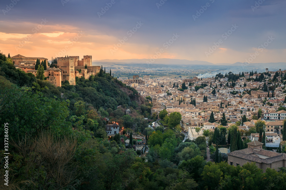 Vista del skyline de Granada con la Alhambra y el Albaicín al atardecer.