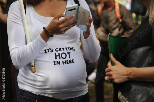 Canvastavla A pregnant woman at a climate change rally
