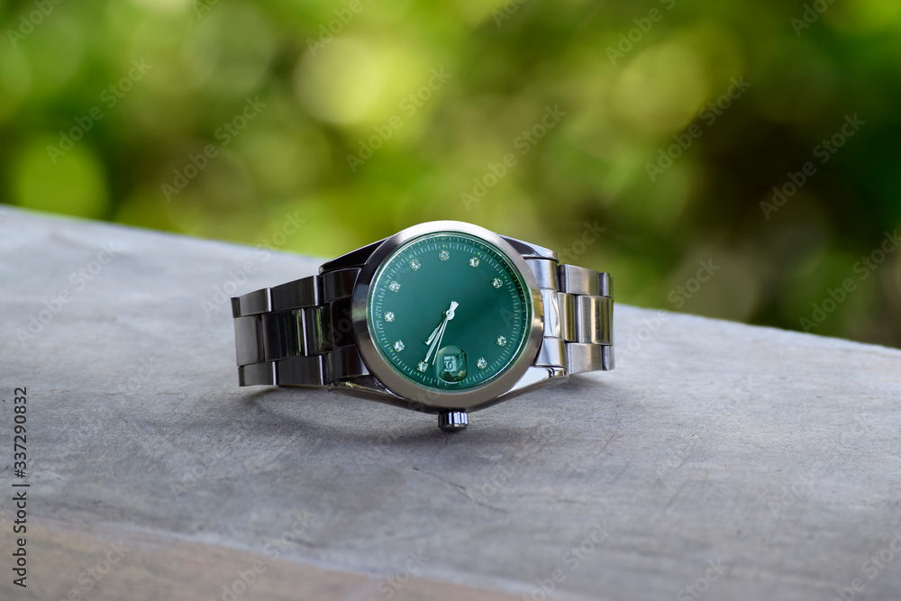 jewelry
Wristwatch
Stainless steel body set with diamonds
Luxurious, expensive
Lay on the ground
jewelry
Wristwatch
Stainless steel body set with diamonds
Luxurious, expensive
Lay on the ground