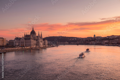 Obraz na płótnie Typical panorama view of Budapest with Parliament and Buda castle on Danube river, Hungary w salonie