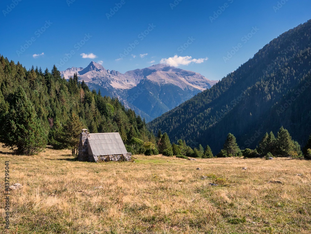 Mountain hut/barn on the hiking trail from Bielsa to Tella, Aragon, Spain