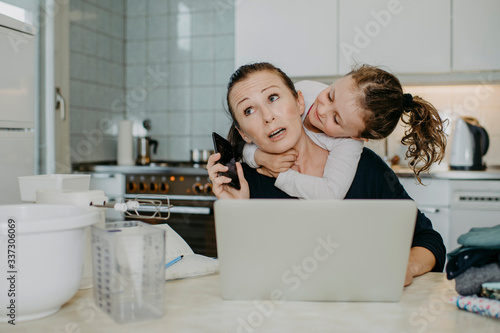 Schilderij op canvas Mutter mit Tochter beim Home Office in der Küche