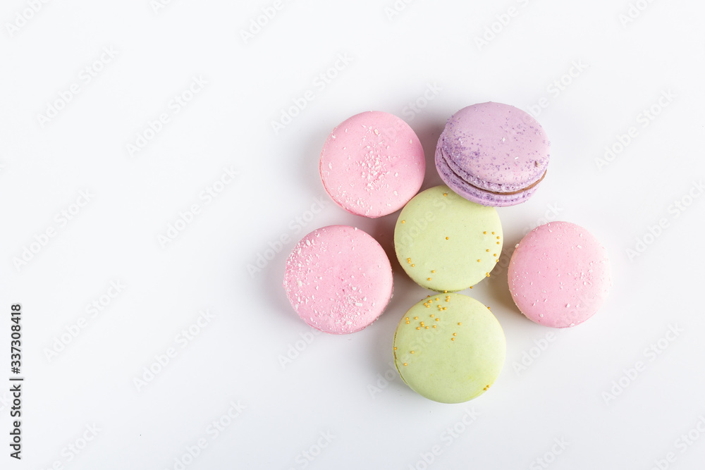 Fototapeta premium colorful macaroons on white background