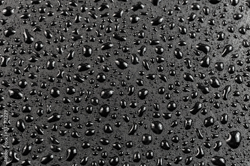 Fotografie close-up view of water drops on black hydrophobic surface macro sith selective c
