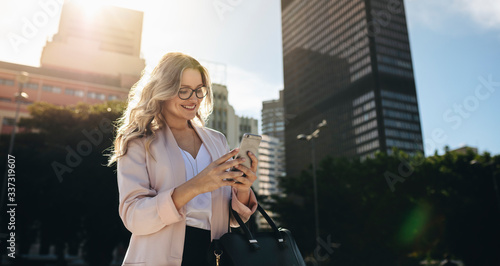 Schilderij op canvas Businesswoman texting while commuting to work