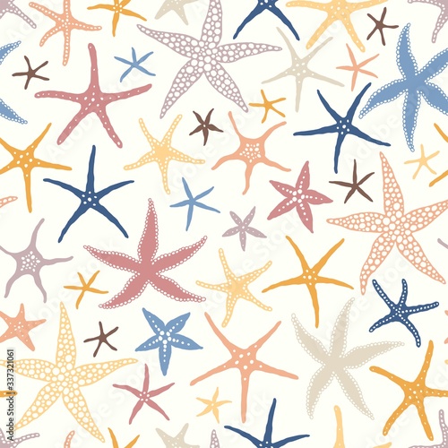 Summer seamless pattern with scattered abstract silhouettes starfishes. Vector colorful hand drawn illustration in vintage style on ivory background.