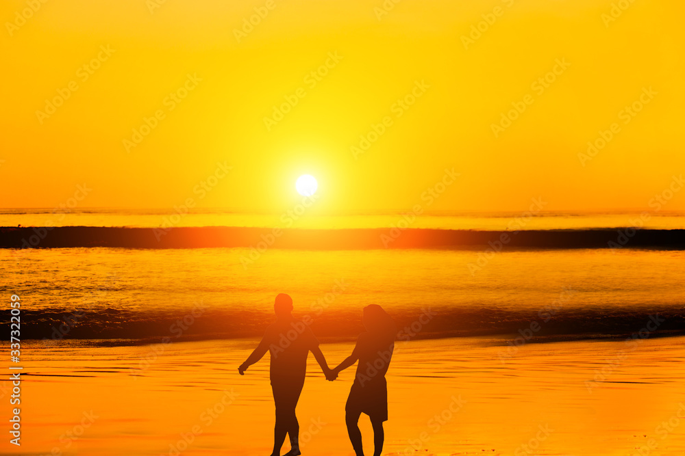 silhouette romantic couple on the beach