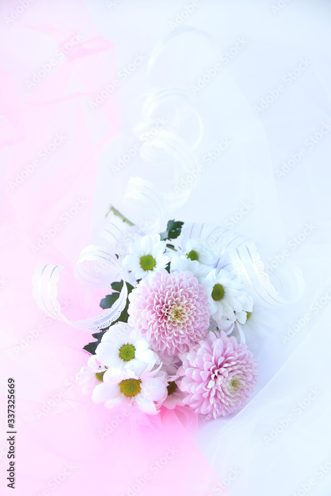 パステルカラーのピンポンマムと白の小菊の花束 グレーと白のチュールの背景 Foto De Stock Adobe Stock