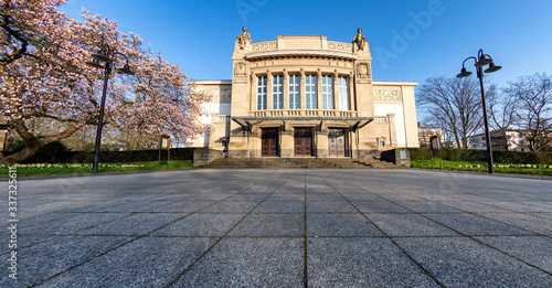 Stadttheater Gießen im Frühling mit blühendem Magnolienbaum