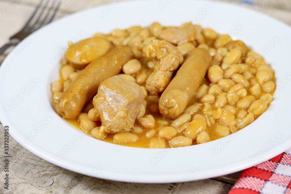 assiette de cassoulet (spécialité française) assiette de cassoulet (spécialité française)