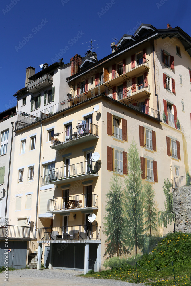 Façades d'immeubles situés derrière le centre-ville. Parking. Alpes françaises. Saint-Gervais-les-Bains. Haute-Savoie. France.