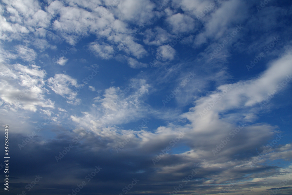 Cielo con nubes azul precioso