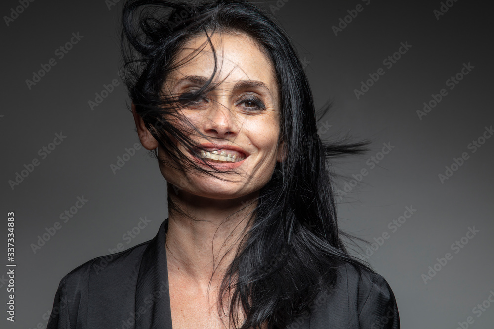 Femme sourire et décolleté Femme sourire et décolleté