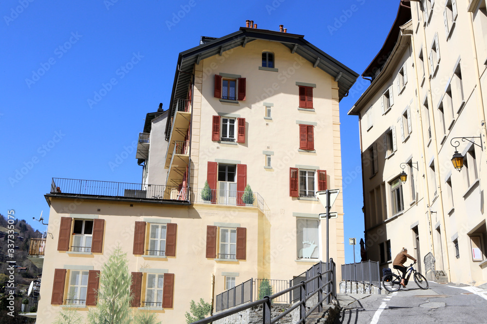 Façades d'immeubles situés derrière le centre-ville. Parking. Alpes françaises. Saint-Gervais-les-Bains. Haute-Savoie. France.