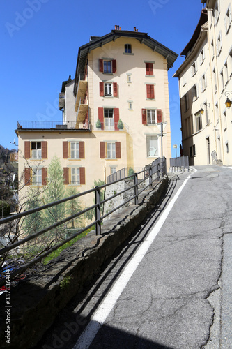 Façades d'immeubles situés derrière le centre-ville. Parking. Alpes françaises. Saint-Gervais-les-Bains. Haute-Savoie. France. © lemélangedesgenres