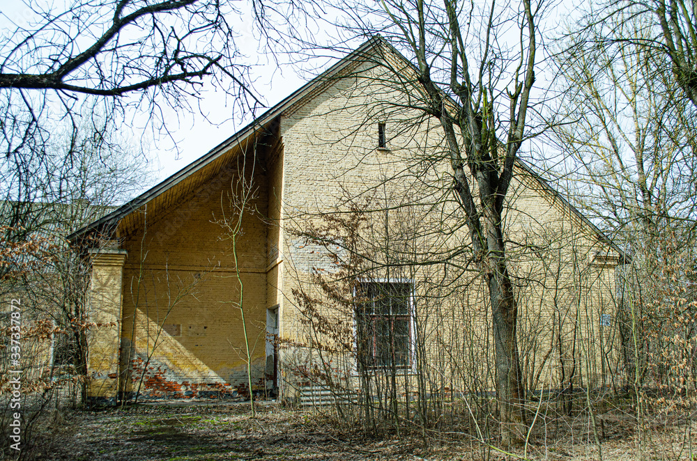 Obraz premium Old abandoned building. Abandoned soviet military site in Ukraine