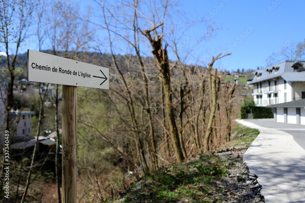 Panneau sur lequel est indiqué : Chemin de Ronde de l'église. Saint-Gervais-les-Bains. Haute-Savoie. France.