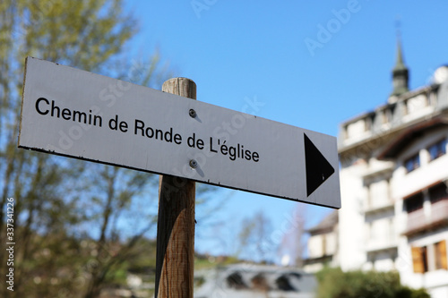 Panneau sur lequel est indiqué : Chemin de Ronde de l'église. Saint-Gervais-les-Bains. Haute-Savoie. France.