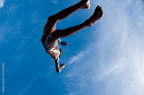menino pulando com céu ao fundo © gustavo