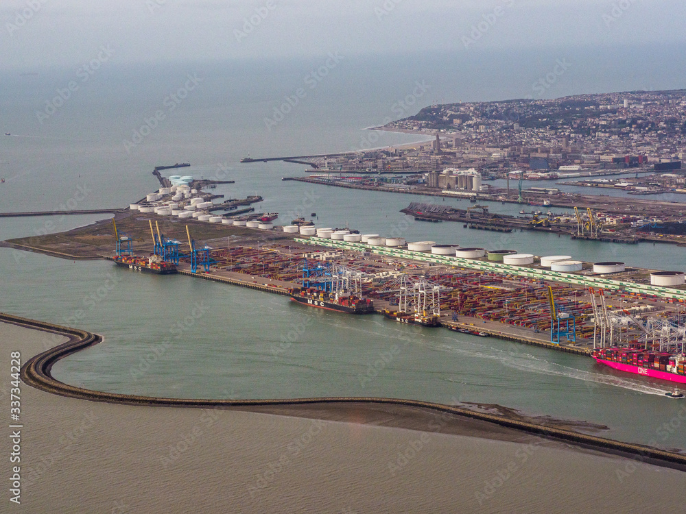 réservoirs dans le port du Havre en France