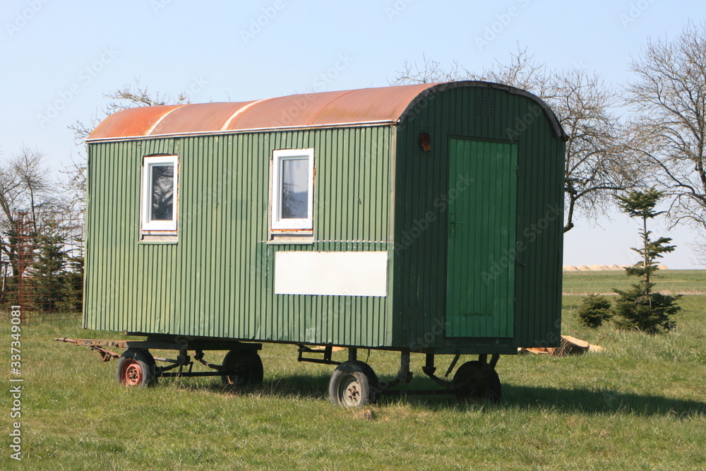 Alter Bauwagen im Garten Stock Photo Adobe Stock