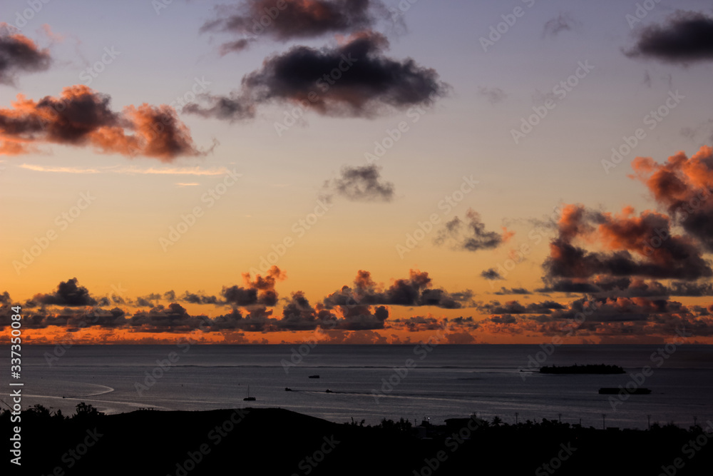 Obraz premium sunset seascape epic clouds in saipan