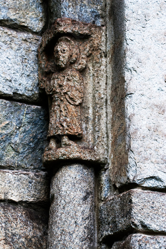 Schweiz, Tessin, Giornico, San Nicolao, Romanische Figur an einer Eingangstür photo