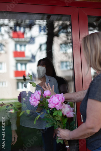 Obraz na płótnie Covid 19. The woman came to visit her old parents who are quarantined. w salonie