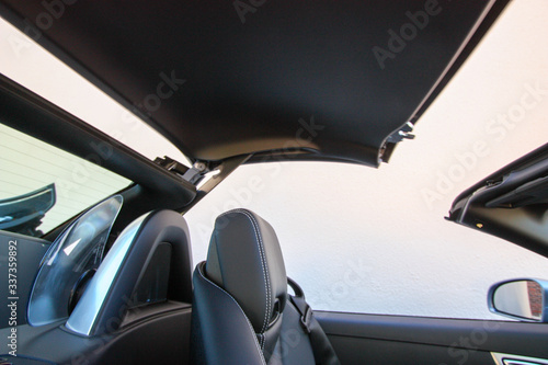 Convertible hard top closing